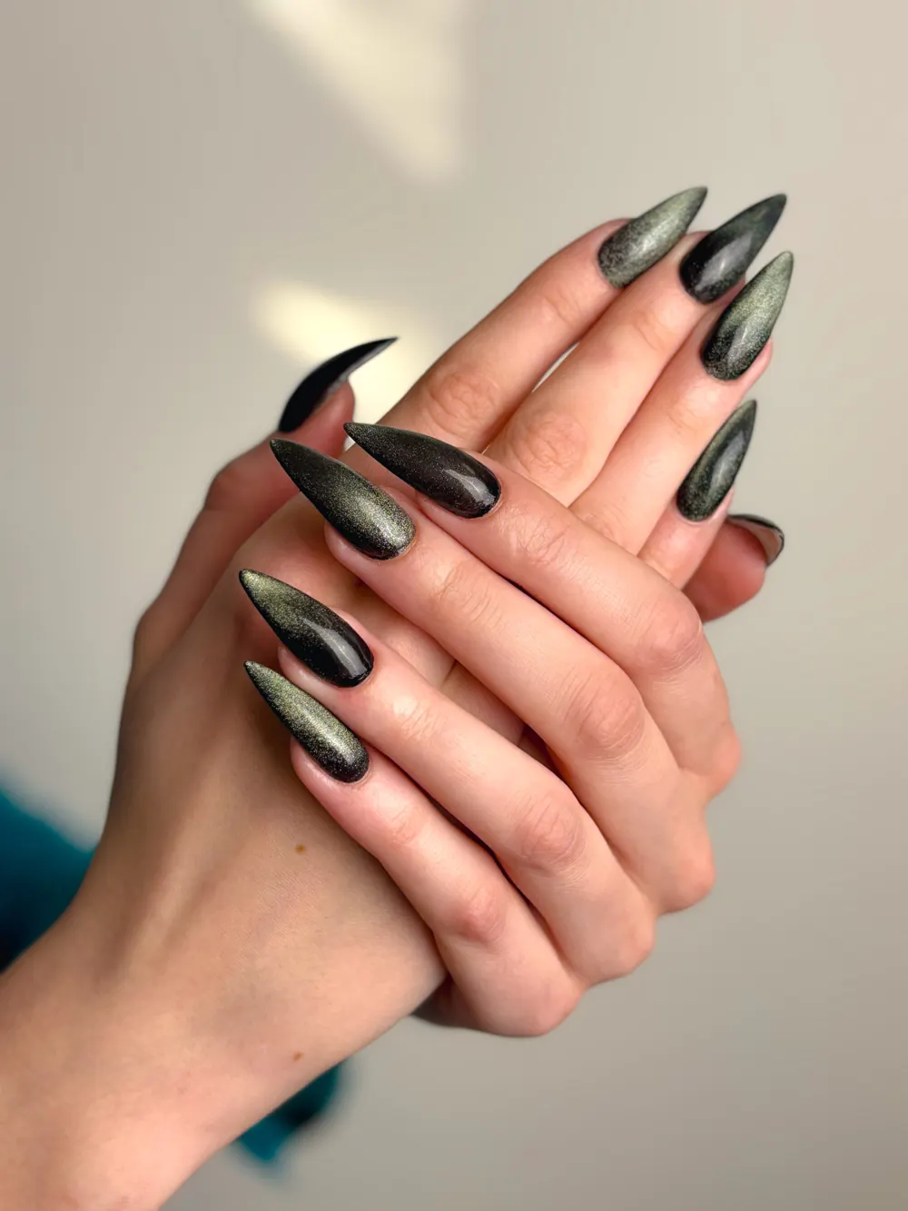 Sötétzöld cat eye stiletto körmök