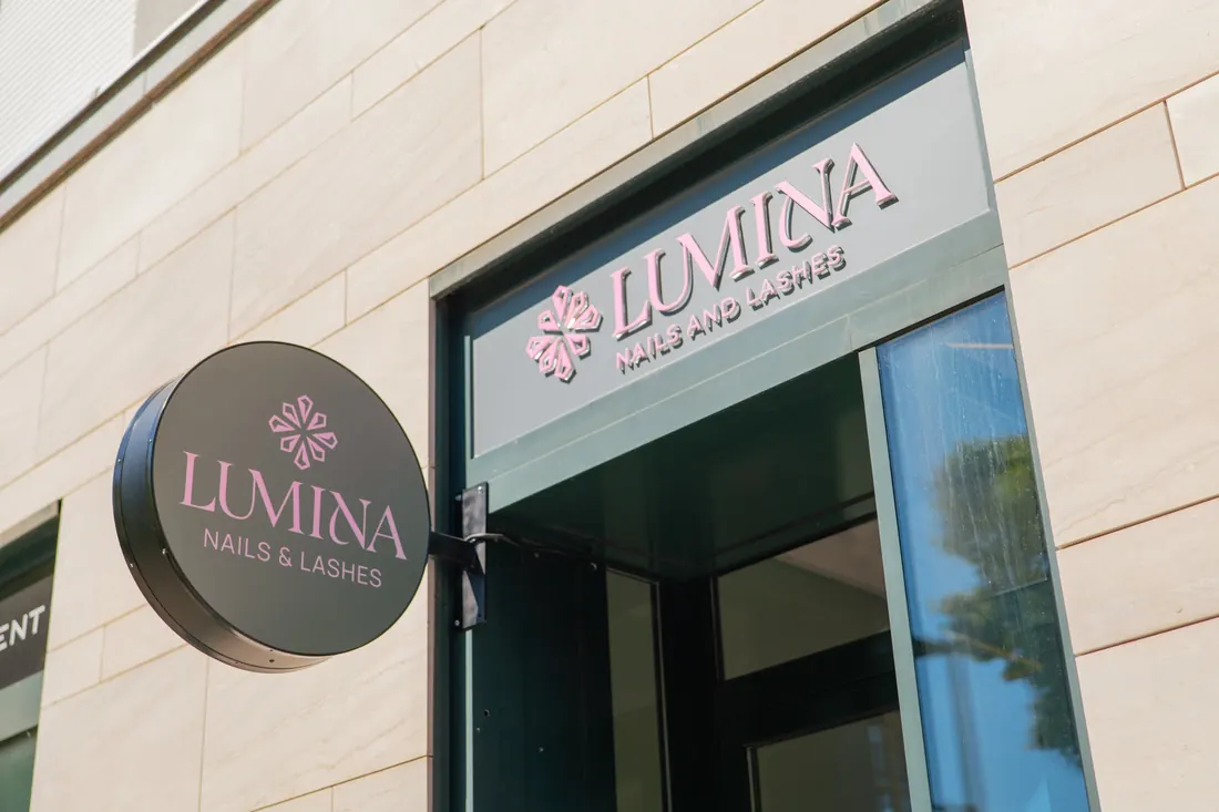 A Lumina Nails & Lashes bejárata a Süss Nándor sétányon