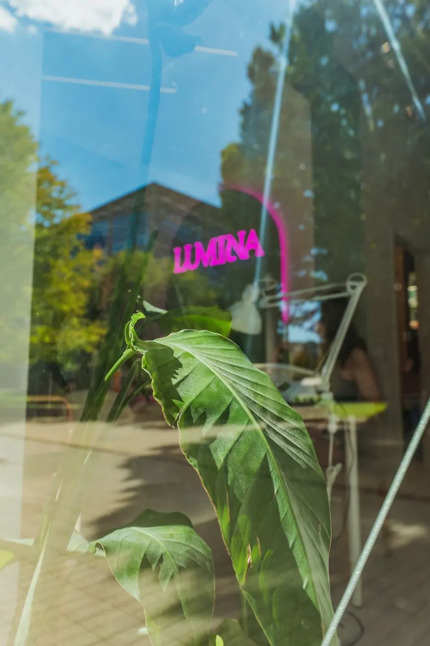 A Lumina neonfelirat a kirakatüvegen át